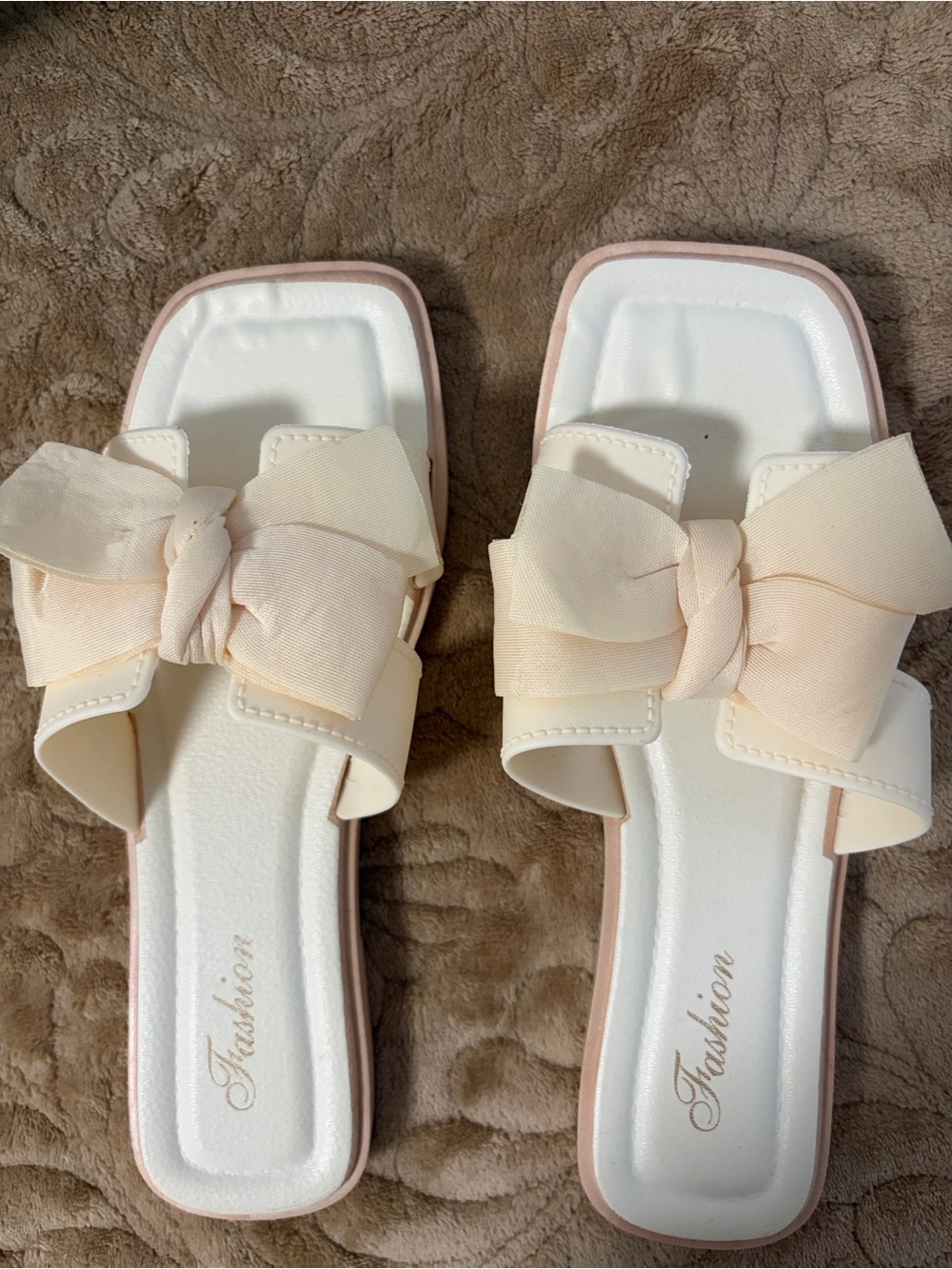 Women’s Bow Slide Sandals in Cream